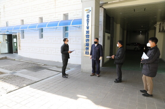 오규석 군수가 CCTV 통합관제센터 현장을 방문한 장면. 사진=기장군