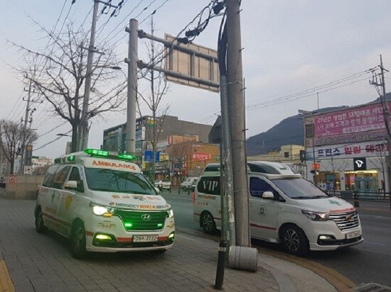 18일 0시 기준 경북에서 코로나19 신규 확진자가 1만8072명으로 집계됐다. 사진은 병원 앞에 대기중인 119구급차. (사진=남경원 기자)