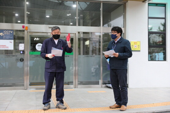 오규석 군수가 기장종합사회복지관 운영 현장을 찾은 모습. 사진=기장군