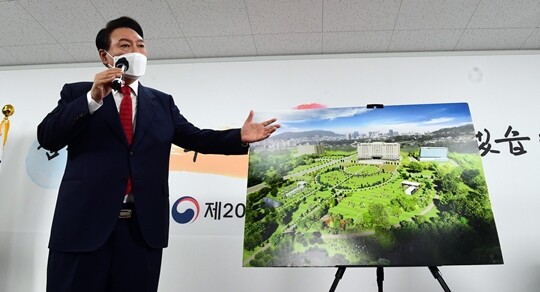 윤석열 대통령 당선인이 20일 서울 종로구 삼청동 한국금융연수원 별관에 마련된 대통령직인수위원회로 청와대 대통령 집무실의 용산 국방부 청사 이전 관련 기자회견을 하고 있다. 사진=국회사진취재단