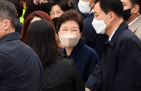 박근혜 전 대통령이 24일 오전 서울 일원동 삼성서울병원에서 퇴원하고 있다. 사진=연합뉴스