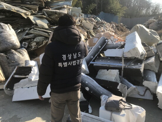 무허가 폐기물 처리업체 현장단속 모습. 사진=경남도