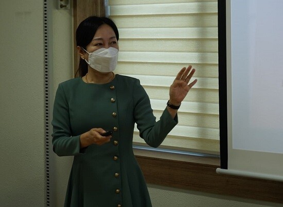 (주)더마코아 교육컨설팅 사업부 우상희 대표가 강의를 하고 있다. (사진=독자 제공)