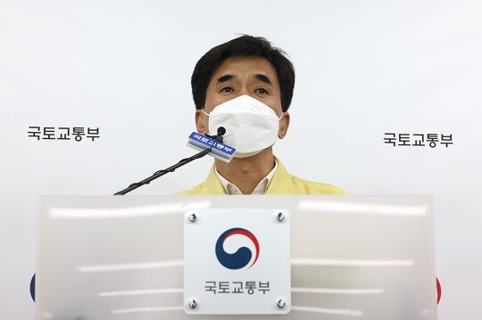 권혁진 국토교통부 건설정책국장이 28일 세종시 정부세종청사에서 지난 1월 HDC현대산업개발이 시공 중에 발생한 광주 서구 화정아이파크 아파트 붕괴사고 책임자 제재, 재발방지대책 등 후속 조치 결과를 설명하고 있다. 사진=연합뉴스