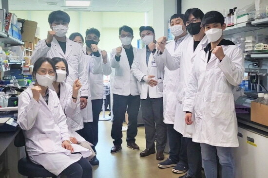 혁신형 류마티스연구소에서 실험 중인 교수진과 연구원들. 사진=경상국립대 제공