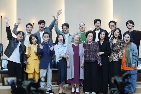 JTBC ‘뜨거운 씽어즈’ 참가자들의 평균 나이는 약 57세다. 최연장자인 85세 김영옥과 81세 나문희를 비롯해 김광규, 장현성, 권인하, 서이숙, 윤유선 등이 참여했다. 사진=JTBC ‘뜨거운 씽어즈’ 홈페이지