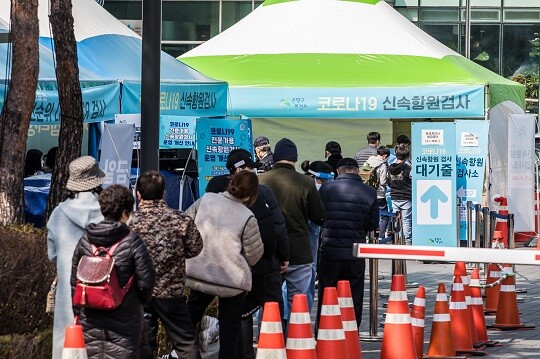 코로나19 위중증 환자 수가 1301명으로 집계됐다. 정부는 1일 새 거리두기 조정안 발표를 앞두고 점진적 완화에 무게를 두는 것으로 나타났다. 사진=최준필 기자