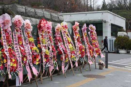 권성동 국회의원 등은 대선 후 김오수 총장의 거취를 언급하며 ‘사퇴’를 사실상 종용했지만 김 총장은 “법과 원칙에 따라 본연의 임무를 충실하게 수행하겠다”며 사퇴를 거부했고 곧 서초구 대검찰청 앞에는 김 총장을 지지하는 다수의 화환과 꽃바구니가 놓였다. 그런데 인수위 보고와 검찰의 잇따른 수사 개시로 완전히 달라진 모습을 보여줬다. 사진=박은숙 기자