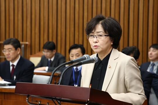 서울동부지검 측은 3년여 만에 수사가 진행된 것에 대해 “법리 검토를 위해 유사 사건인 환경부 블랙리스트 사건의 대법원 판결을 기다렸다”고 설명했다. 환경부 블랙리스트 의혹 사건과 관련해 김은경 전 환경부 장관(사진)의 대법원 판결이 확정된 것은 지난 1월 27일. 선고가 난 뒤 두 달 만에 압수수색에 착수한 셈이다. 사진=박은숙 기자