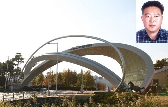 부산경남경마공원 정문과 이상영 조교사(우측 상단). 사진=한국마사회 부산경남본부 제공