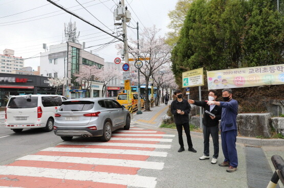 노후 가로등 교체 공사 현장 방문 장면. 사진=기장군 제공