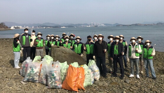 삼천포발전본부 직원들이 최근 발전소 주변 해안가에서 환경정화활동을 펼쳤다. 사진=한국남동발전 제공