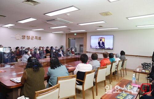 1일 양평군의회를 항의 방문한 청운면 주민들이 열린의회실에서 회의 장면을 모니터로 방청하고 있다.