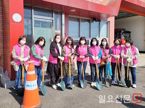 참가자들이 기념촬영을 하고 있다.