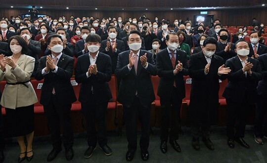 윤석열 대통령 당선인과 이준석 당대표, 김기현 당시 원내대표, 권영세 총괄선대본부장 등 국민의힘 주요 인사들이 3월 10일 서울 여의도 국회 도서관에서 열린 국민의힘 대선 선거대본 해단식에서 박수를 치고 있다. 사진=박은숙 기자