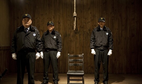 1997년 이후 사형 집행이 이뤄지지 않으면서 요즘에는 아무리 흉악 범죄일지라도 법원이 사형을 선고하는 일은 극히 드물다. 30년 전인 1992년에는 전혀 달랐다. 1990년 역대 최다인 36명에 대한 사형 선고가 이뤄졌고 1991년에도 35명, 그리고 1992년에는 그나마 많이 줄어 26명이 사형 선고를 받았다. 사진=영화 ‘집행자’ 홍보 스틸 컷