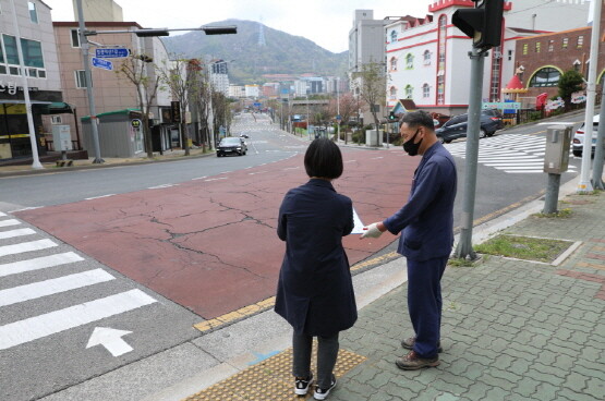 정관읍 방곡초 일원 도로 정비 공사 현장 방문 모습. 사진=기장군 제공