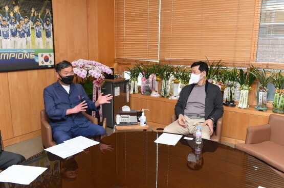 오규석 군수가 KBO 허구연 총재와 ‘한국야구 명예의 전당’ 사업을 협의하는 모습. 사진=기장군 제공