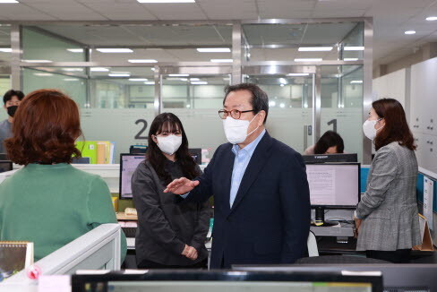 조광한 남양주시장은 4월 13일 오전 업무에 복귀한 후 남양주보건소를 찾아 직원들의 노고를 격려했다. 사진=남양주시 제공