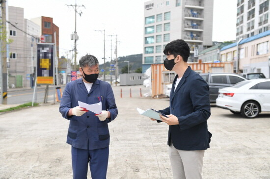 오규석 기장군수는 13일 오전 10시 30분경 일광해수욕장 일원의 주차난을 해소하기 위해 추진 중인 일광해수욕장 노외공영주차장 조성 현장을 방문해 점검했다. 사진=기장군 제공