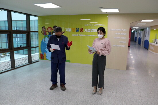 오규석 기장군수는 13일 오후 2시 30분경 지난 11일 개소해 운영 중인 ‘기장 빛·물·꿈 교육행복타운’(기장읍 차성로417번길 11) 내 ‘거점영어센터’를 방문해 점검했다. 사진=기장군 제공