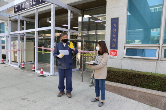 오규석 기장군수는 19일 오후 3시경 지역의 문화복합 공간인 기장도서관 본관 및 꿈나무 어린이 도서관을 방문해 운영 현황 등을 점검했다. 사진=기장군 제공