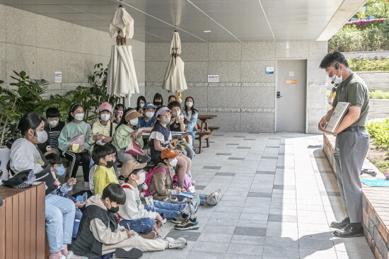 남동발전 직원이 19일 진주 본사에서 열린 현장학습에서 초등학생들에게 설명을 하고 있다. 사진=한국남동발전 제공