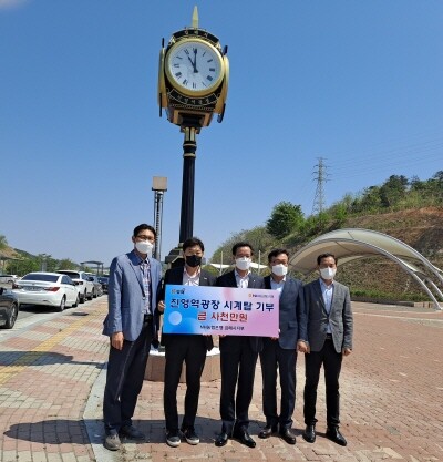 진영역 광장 시계탑 설치 모습과 기부금 전달 장면. 사진=김해시 제공