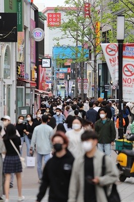 24일 첫 주말을 맞은 일상회복. 대구 시민들이 중구 시내에 몰려들었다. 사진=남경원 기자