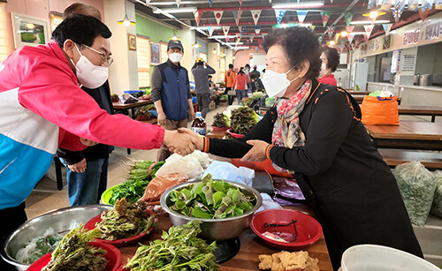 지난 24일 주낙영 경주시장 예비후보가 양남시장에서 한 상인과 반갑게 인사를 나누고 있다. 사진=주낙영 선거사무소 제공