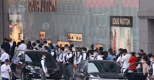 코로나19가 장기화 하면서 해외여행 대신 보복소비로 고가 상품을 구매하는 사람들이 늘었다. 사진=연합뉴스