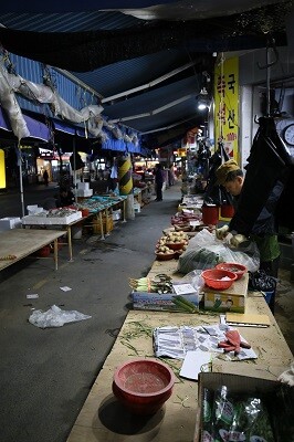 일상회복이 시작된 가운데 대구 관문시장에서 한 상인이 장을 마치고 가게정리를 하고 있다. 사진=남경원 기자