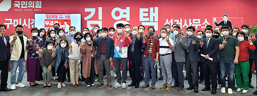 지난 25일 김영택 후보가 선거사무소에 지지자들과 함께 파이팅을 외치며 기념 촬영을 하고 있다. 사진=김영택 후보 선거사무소 제공