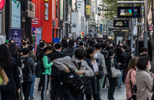 사람들로 붐비는 강남역 인근. 사진=최준필 기자