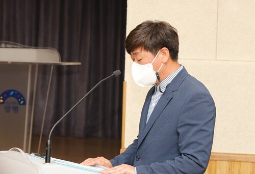 청운면 비상대책위원회 사무국장인 김성은 양평군새마을회 지회장이 행사를 진행하고 있다. 사진=김현술 기자