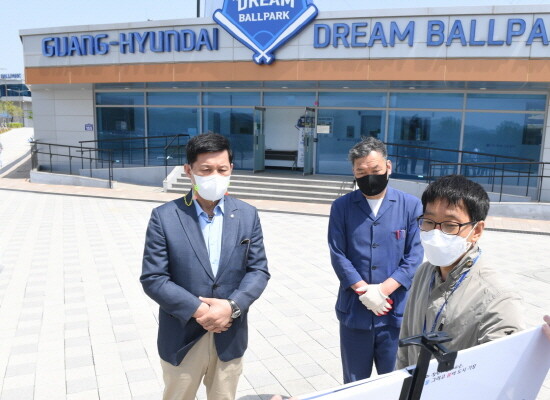 KBO 허구연 총재와 오규석 기장군수는 4월 28일 오전 11시 한국야구 명예의 전당이 건립 중인 기장 야구테마파크를 방문해 사업부지와 주요시설을 둘러보고 제반사항을 협의 했다. 사진=기장군 제공