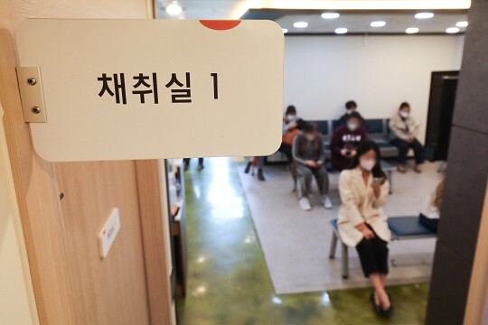 코로나19 신규 확진자 수가 4만 명대에 진입했다. 위중증 환자와 사망자 수도 모두 감소했다. 사진=박정훈 기자