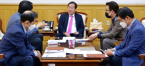 3일 오후 홍준표 대구시장 후보가 대구공항을 방문해 공항공사 관계자로부터 현황을 청취하고 있다. 사진=홍준표 후보 선거사무소 제공