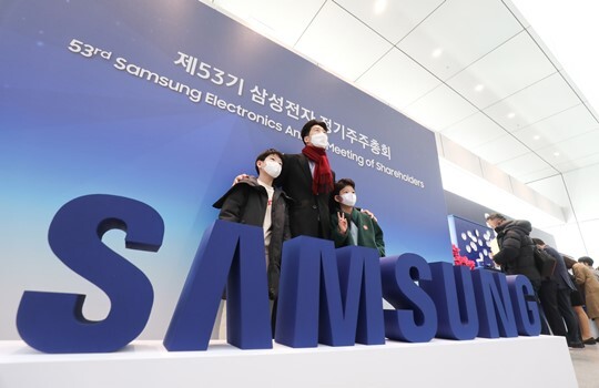 지난 3월 16일 경기 수원시 수원컨벤션센터에서 삼성전자 제53기 정기 주주총회를 마친 10대 어린이 주주와 아버지가 포토월에서 첫 주주총회 참석기념 기념사진을 찍고 있다. 사진=박정훈 기자