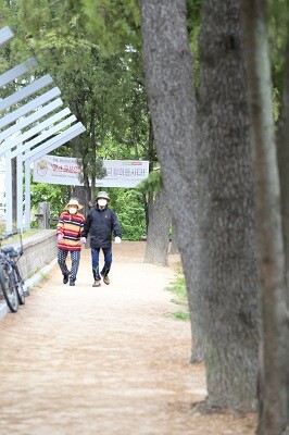 3일 오후 대구의 한 공원에서 어르신 두분이 손을 맞잡고 산책을 하고 있다. 실외마스크 착용 의무는 해제됐지만 마스크를 착용하고 있다 . 사진=남경원 기자