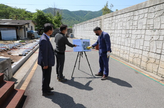 오규석 기장군수는 3일 오후 10시 30분경 철마면 ‘대곡마을 지구단위계획도로 개설(확장)’ 현장을 방문해 그간 추진현황을 점검했다. 사진=기장군 제공