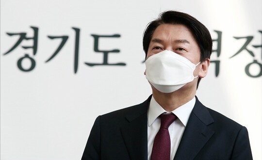5월 6일 경기 수원 영통구 경기도경제과학진흥원에서 열린 '경기도 지역 정책과제 국민보고회'를 마친 후 취재진의 질문에 답변하고 있는 안철수 대통령직인수위원회 위원장. 사진=인수위사진취재단