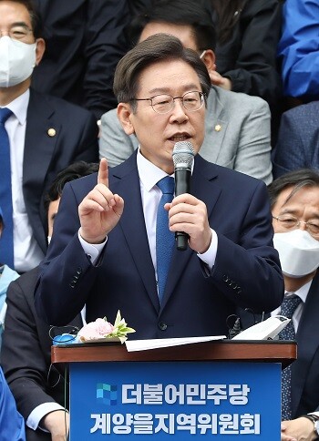 오는 6·1지방선거와 동시에 치러지는 국회의원 보궐선거에서 인천 계양을에 출마하는 이재명 더불어민주당 상임고문이 8일 오전 인천 계양구 계양산 야외공연장에서 출마선언을 하고 있다. 사진=박정훈 기자