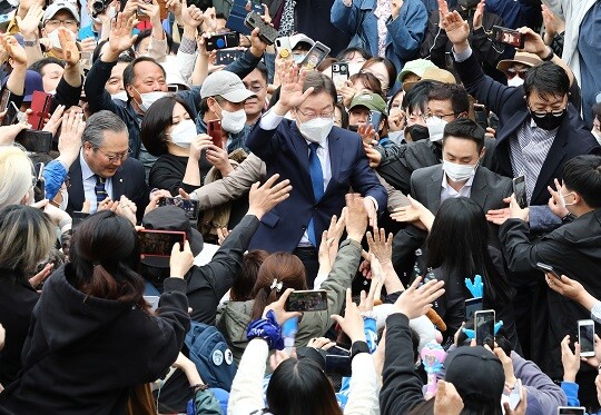 오는 6·1지방선거와 동시에 치러지는 국회의원 보궐선거에서 인천 계양을에 출마하는 이재명 더불어민주당 상임고문이 8일 오전 인천 계양구 계양산 야외공연장에서 출마선언에 앞서 지지자들과 인사를 나누고 있다. 사진=박정훈 기자