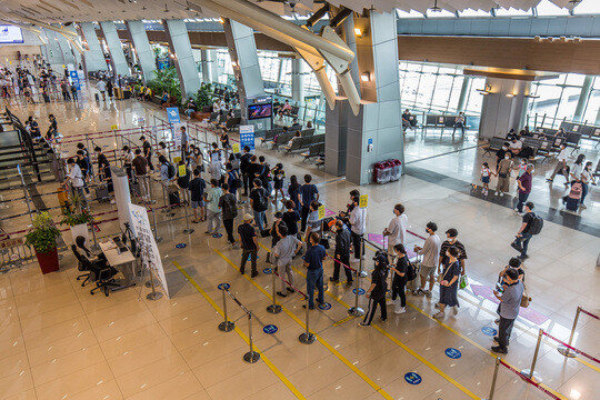 김포공항 국내선 출국장에서 시민들이 입장을 기다리고 있다. 사진=최준필 기자