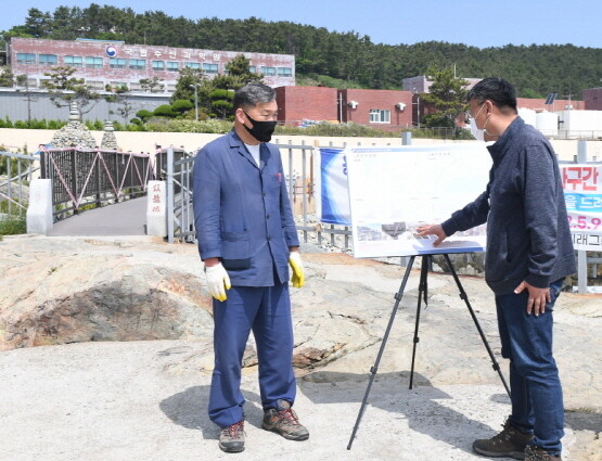 ‘용궁사 일원 보도교 등 정비공사’ 현장 방문 모습. 사진=기장군 제공