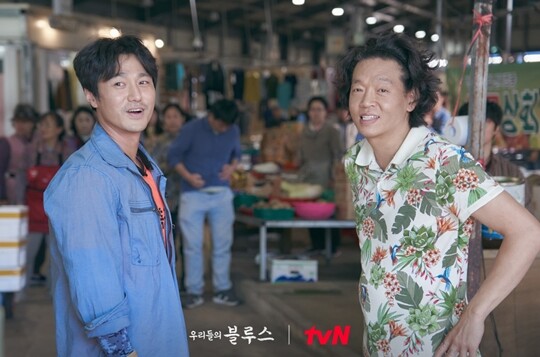 영화 ‘범죄도시’를 통해 존재감을 드러낸 박지환(오른쪽)과 tvN 드라마 ‘슬기로운 의사생활’을 통해 얼굴을 알린 최영준은 7회와 8회에 걸쳐 방송된 ‘인권과 호식’ 편을 통해 시청자들의 가슴을 먹먹하게 만들었다. 사진=tvN ‘우리들의 블루스’ 홈페이지