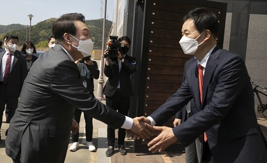 윤석열 대통령이 4월 12일 박근혜 전 대통령을 예방하기 위해 대구 달성군에 위치한 박근혜 전 대통령의 사저를 찾았다. 윤 대통령이 차량에서 내려 기다리고 있던 유영하 변호사와 악수를 나누고 있다. 사진=인수위사진기자단