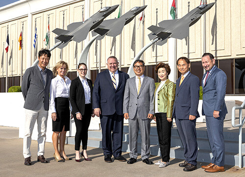 하대성 경북도 경제부지사가 록히드 마틴(Lockheed Martin)사를 방문해 기념촬영을 하고 있다. 사진=경북도 제공