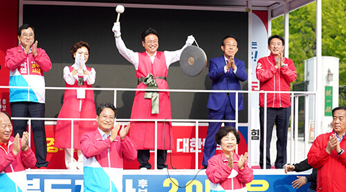 이철우 경북도지사 후보가 19일 경주 통일전을 찾아 순국선열 영전에 참배하고, 출정식을 갖고 있다. 사진=이철우 후보 선거사무소 제공